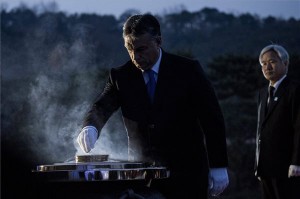 A Miniszterelnöki Sajtóiroda által közreadott képen a hivatalos dél-koreai látogatáson tartózkodó Orbán Viktor miniszterelnök (k) lerója kegyeletét a háborús hősök síremlékénél a szöuli nemzeti temetőben 2014. november 27-én. MTI Fotó: Miniszterelnöki Sajtóiroda/Burger Barna 