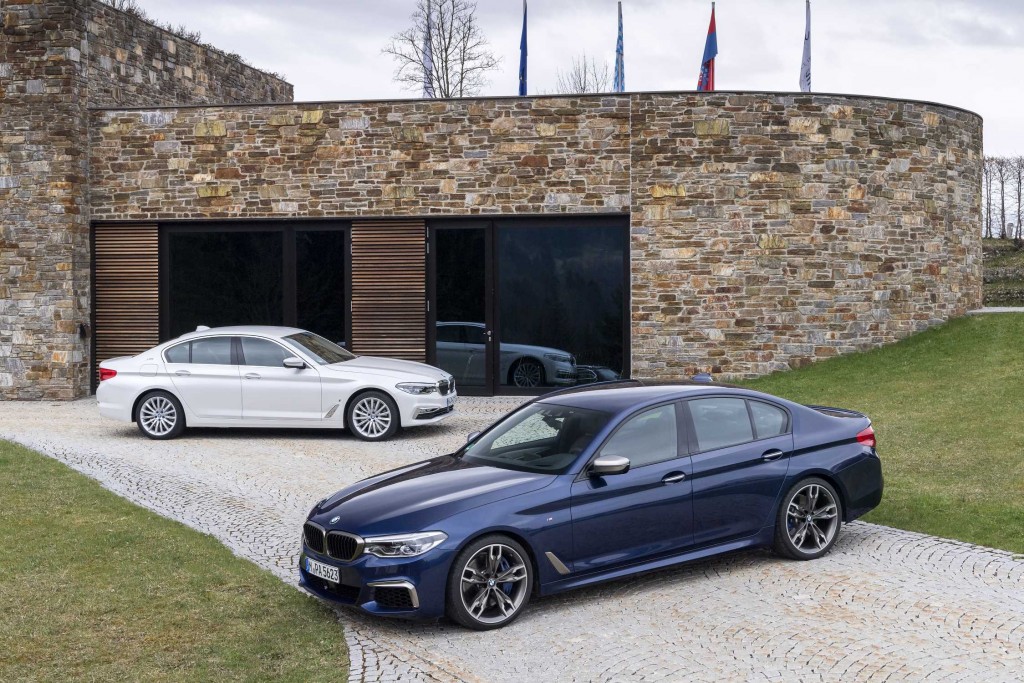 P90255020-family-shot-bmw-530e-iperformance-and-bmw-m550i-xdrive-2249px